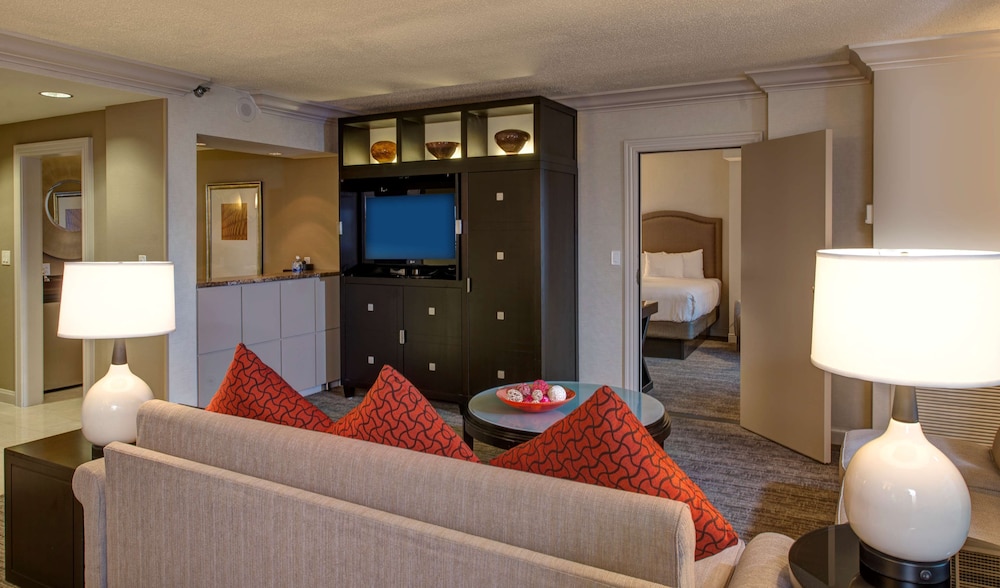 Suite (Town Center) - Photo 3