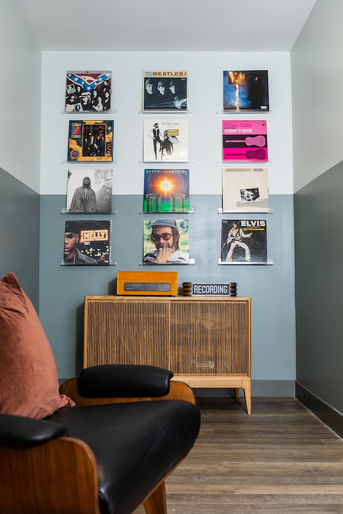 Suite, 2 Queen Beds (Vinyl) - Photo 2