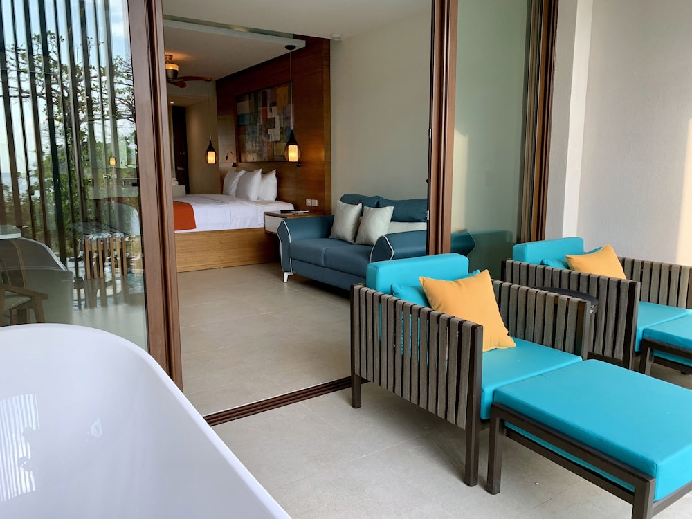 Suite Junior frente al océano con acceso directo a la piscina, cama doble Queen.