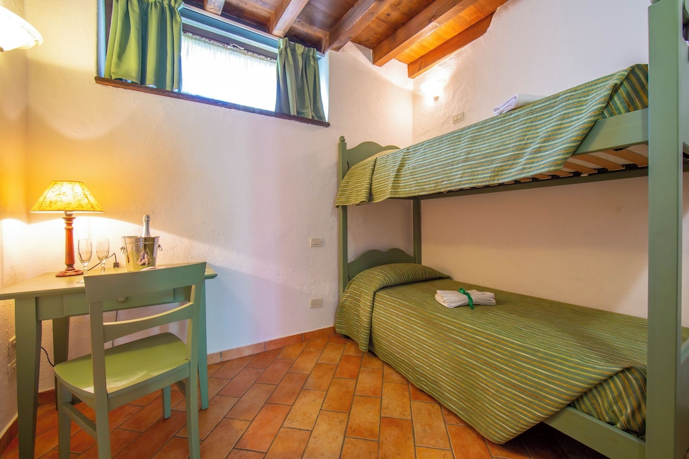 Family Apartment, Multiple Bedrooms, Mountainside (Liano Ginestra -Terrace & parking) photo 2