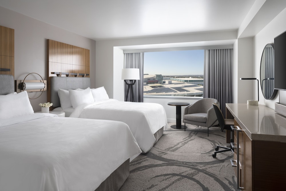 Room, 2 Queen Beds, City View (Mobility Accessible, Roll-in Shower)