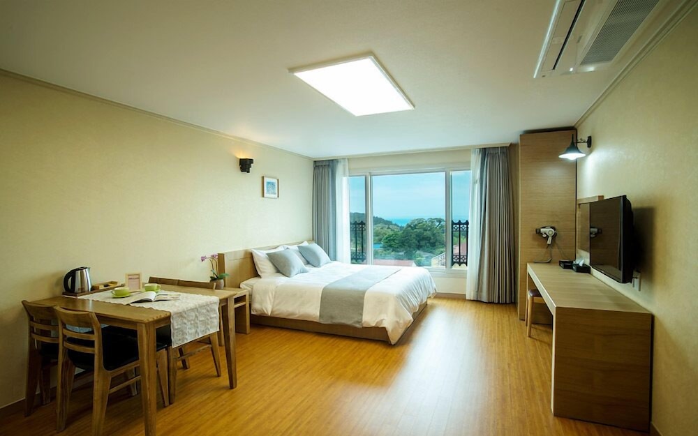 Standardzimmer, Kochnische, Teilblick auf den Ozean