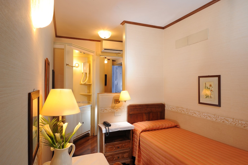 Single Room (with Private External Bathroom)