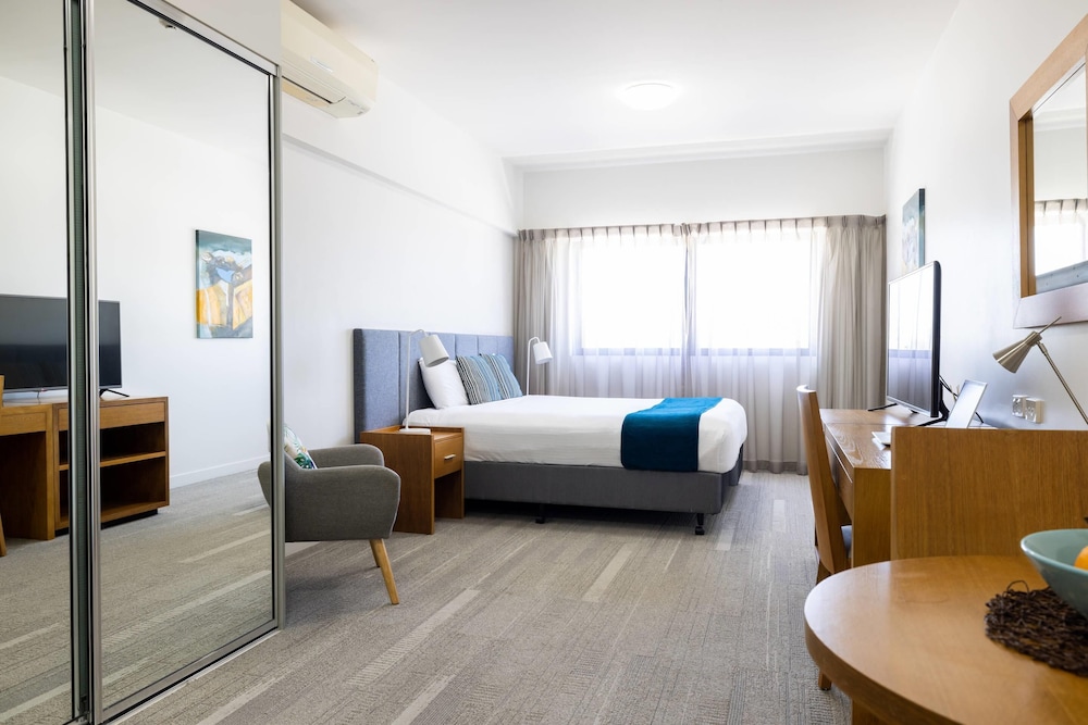 Room, 1 King Bed, Non Smoking (Efficiency) photo 3