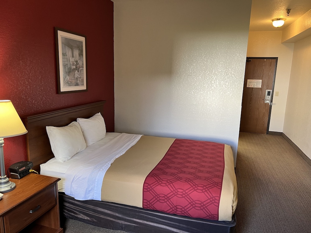Basic Room 1 Queen Bed (Accessible) - Photo 3