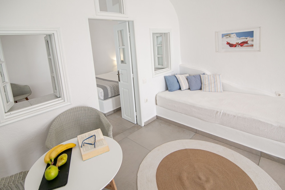 Family Cave Suite with Caldera & Sea View
