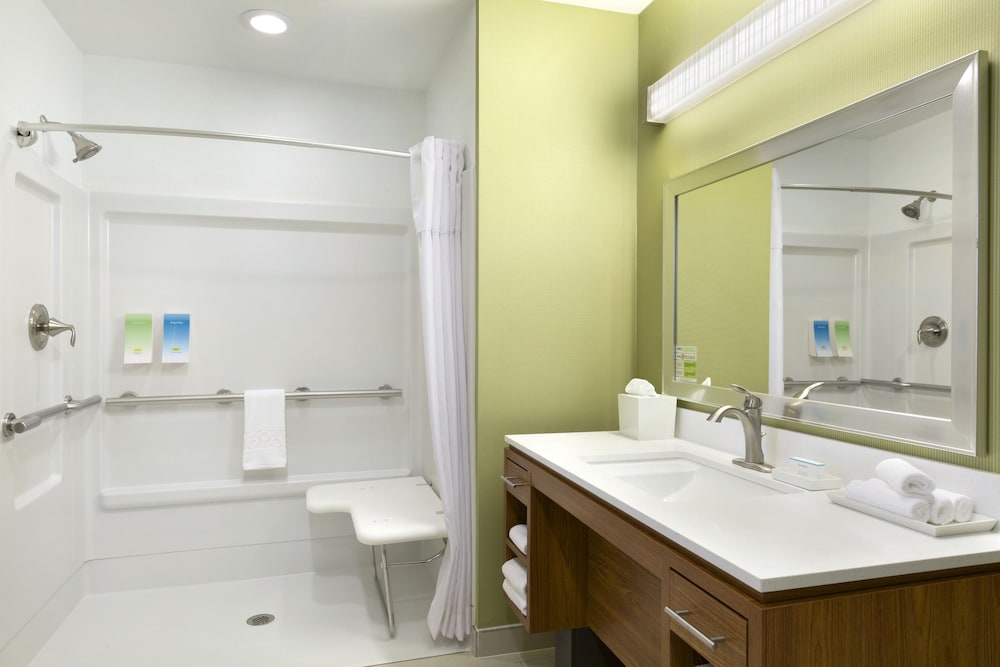 Suite, 1 King Bed, Accessible