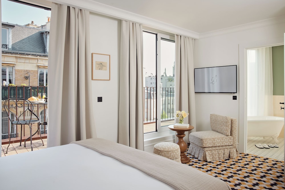 Junior Suite, 1 King Bed thumbnail 6