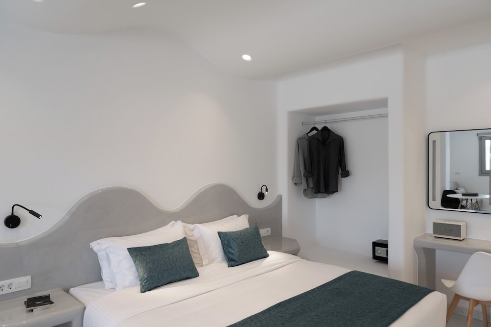Deluxe Suite with Hot Tub and Sea View - Photo 9