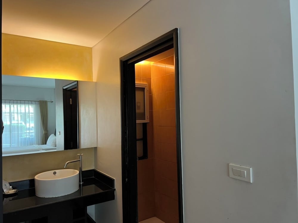 Deluxe Room, Pool Access photo 3