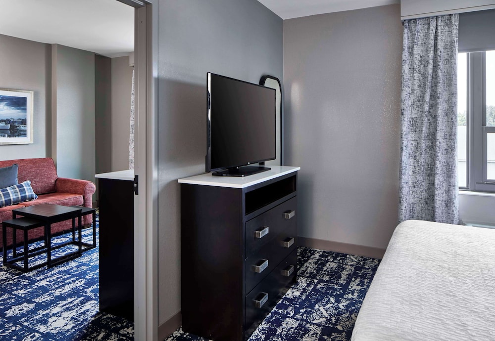 Suite, 1 King Bed, Accessible, Corner
