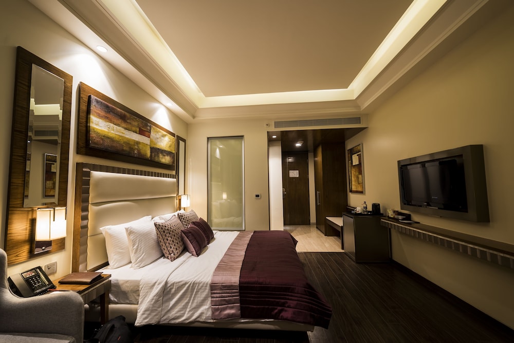 Club Room, 1 Queen Bed, Non Smoking - Photo 4