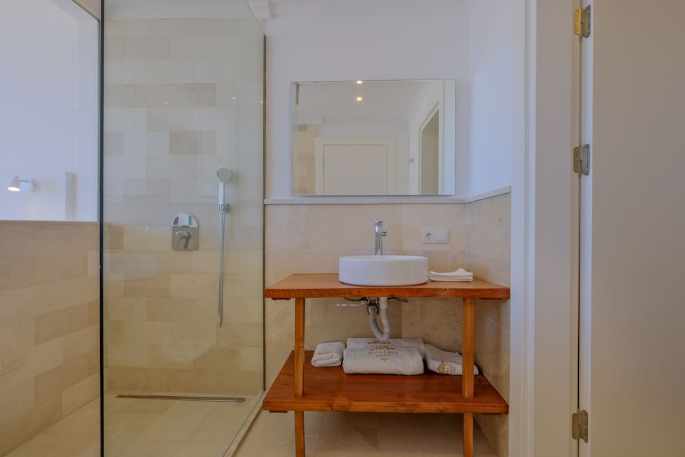 Executive Suite - Photo 12