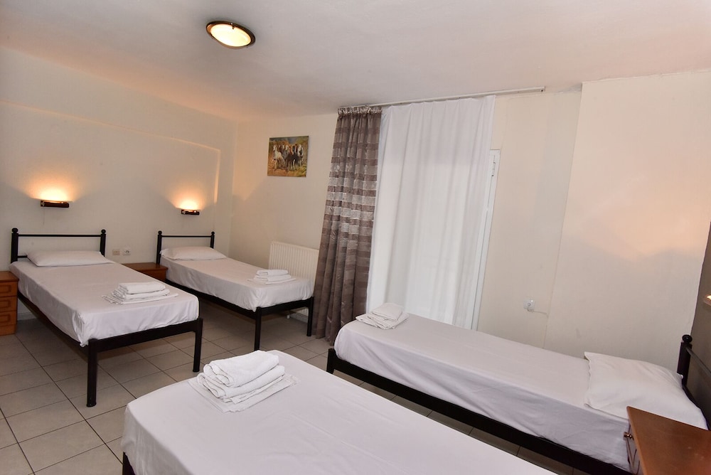 Economy Quadruple Room photo 2