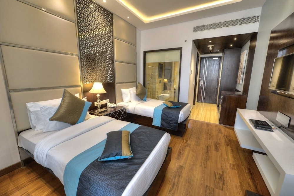 Deluxe Room, 1 King Bed photo 1