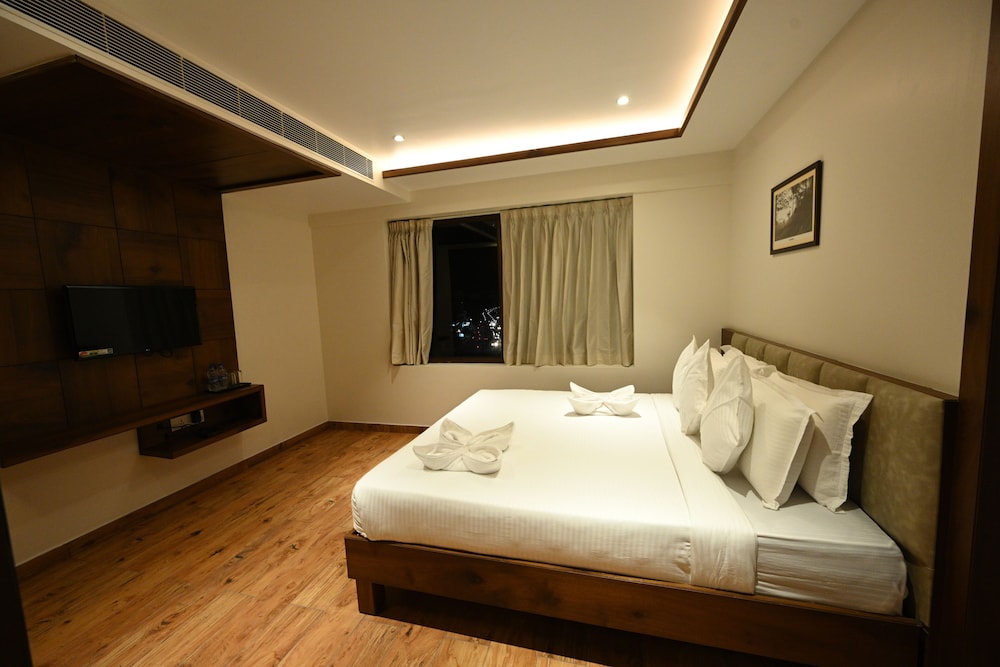 Suite Room - Photo 17