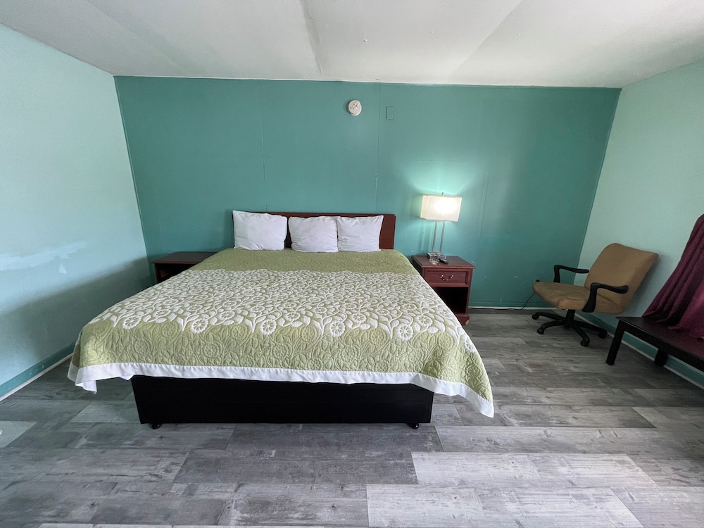 Standard Single Room, 1 King Bed, Smoking, Bathtub photo 3