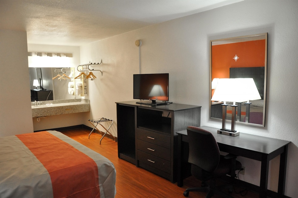 Deluxe Room, 1 King Bed, Accessible, Non Smoking photo 2