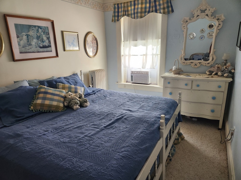 Basic Room, 1 King Bed photo 2