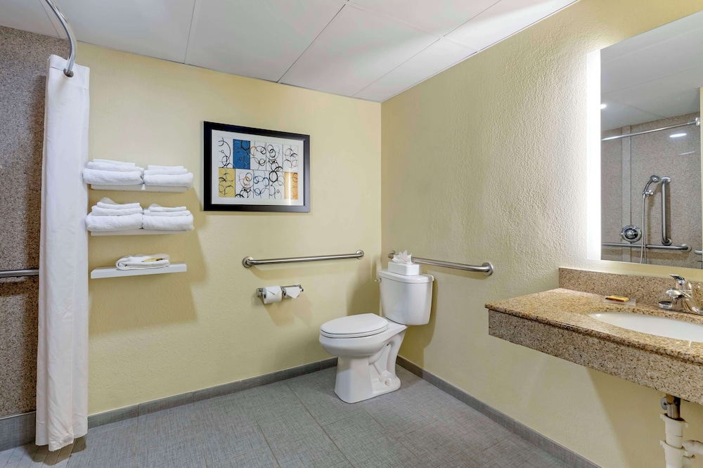 Standard Room, 2 Queen Beds, Accessible, Non Smoking - Photo 5