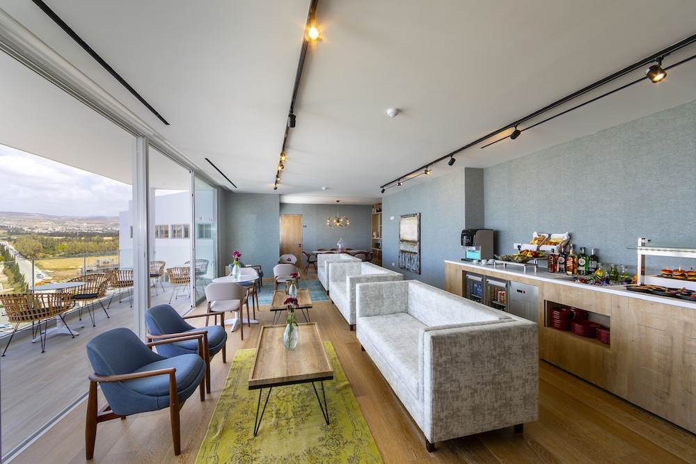 Deluxe Suite, Business Lounge Access, Sea View (Presidential) thumbnail 6