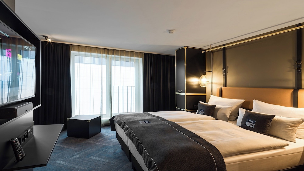 Standard Room, 1 Queen Bed photo 3