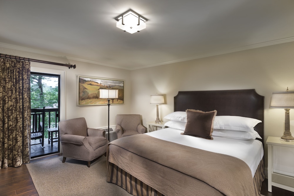 Basic Room, 1 King Bed, Balcony, City View (King, Balcony)