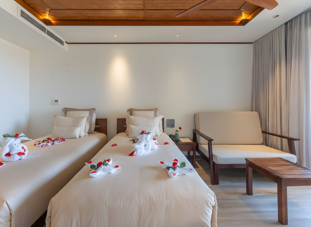 Deluxe Room, Balcony, Pool View photo 2