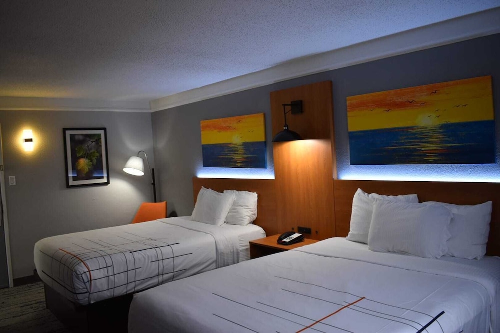 Suite, 1 King Bed, Non Smoking photo 1