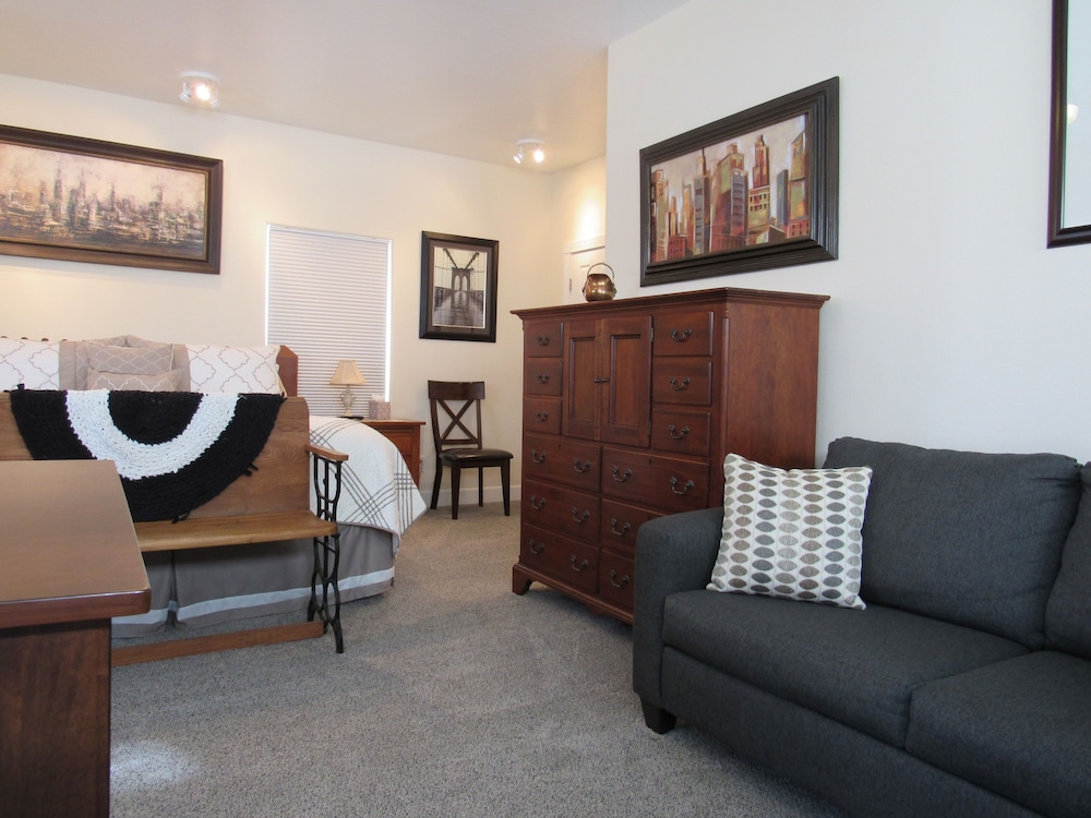 Executive Studio, Ensuite (Willowood-9)