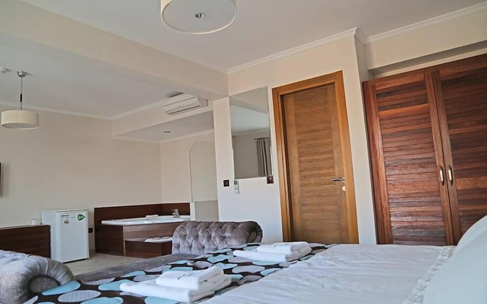 Deluxe Suite, Jetted Tub, Sea View photo 1