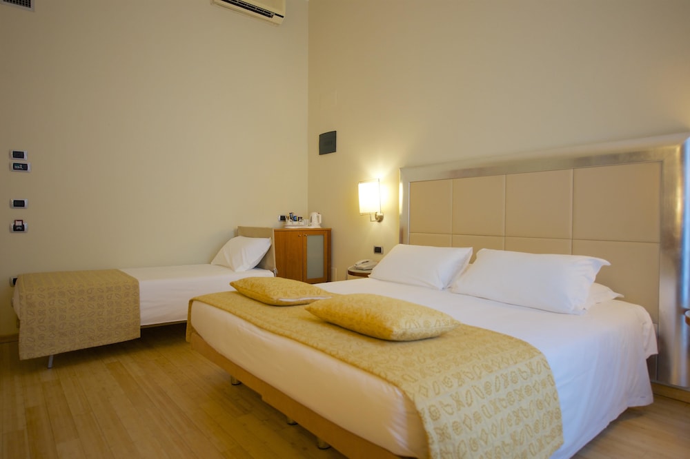 Standard Room, Multiple Beds - Photo 3