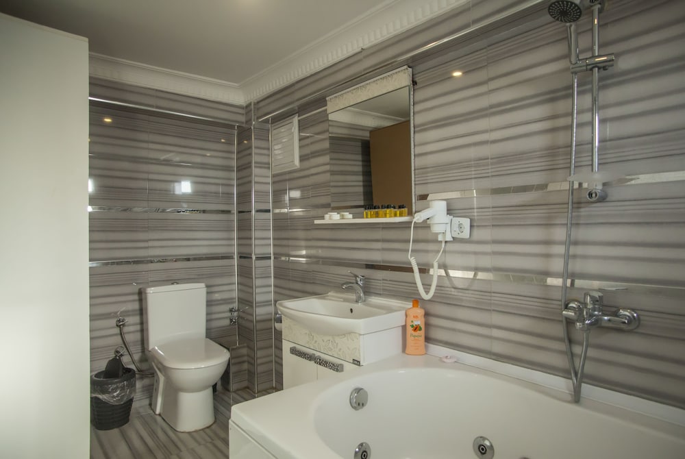 Deluxe Double or Twin Room, Multiple Bedrooms, Jetted Tub, Sea View photo 3