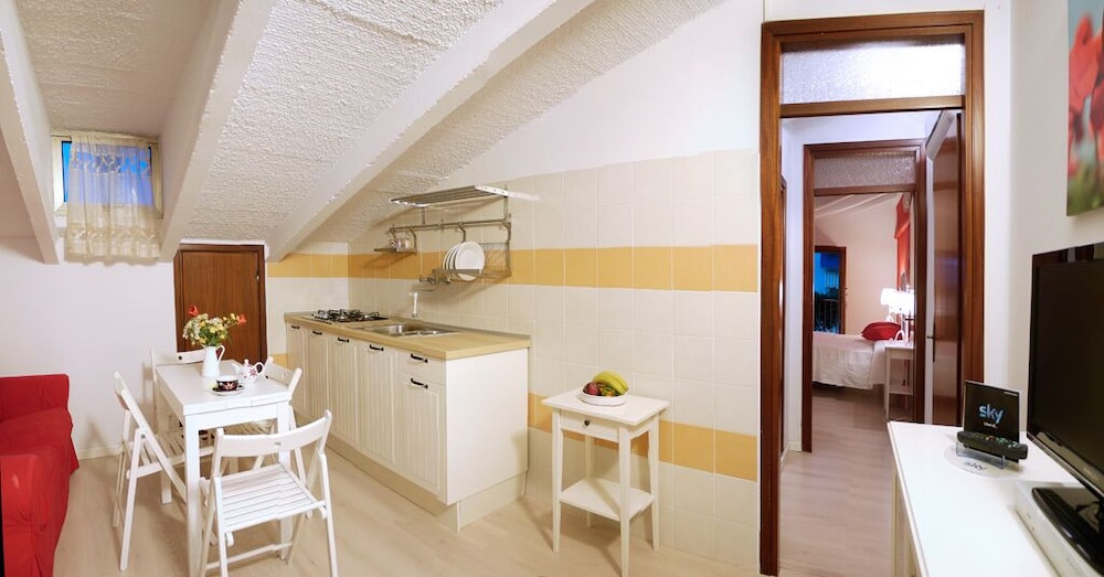 Basic Condo photo 2