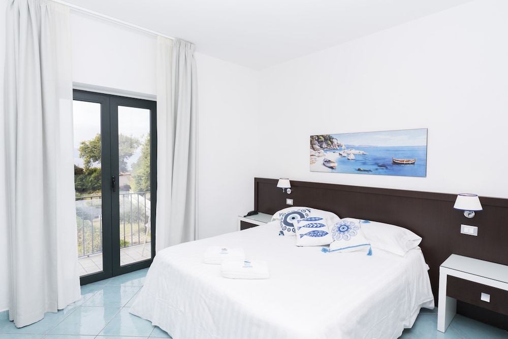 Deluxe Double Room, 1 Queen Bed, Balcony photo 2