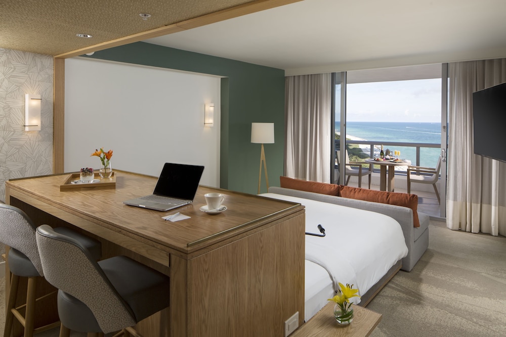Ocean View Junior Suite King with Balcony Accessible photo 2