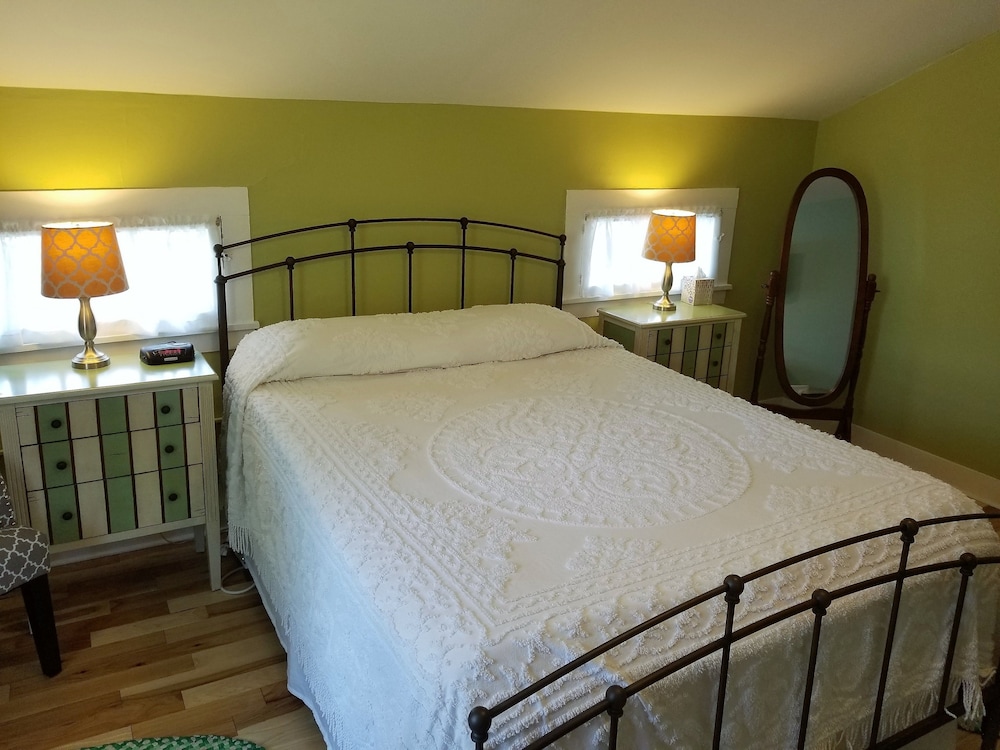 Guest Room 1 / Queen Bed Room with an Exclusive Private Hall Bath photo 2
