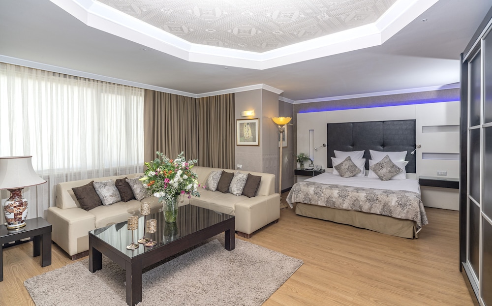 Corner Suite - Photo 2
