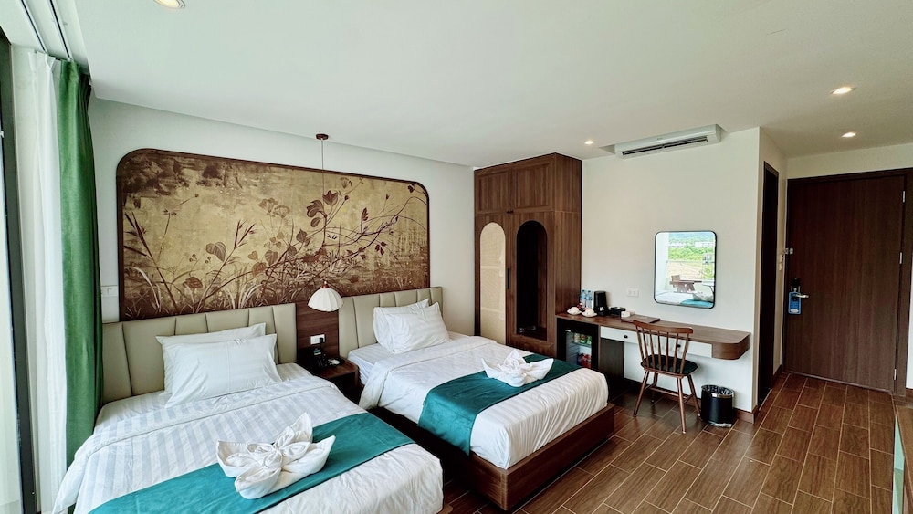 Deluxe Twin Room, 2 Twin Beds, Pool View photo 3