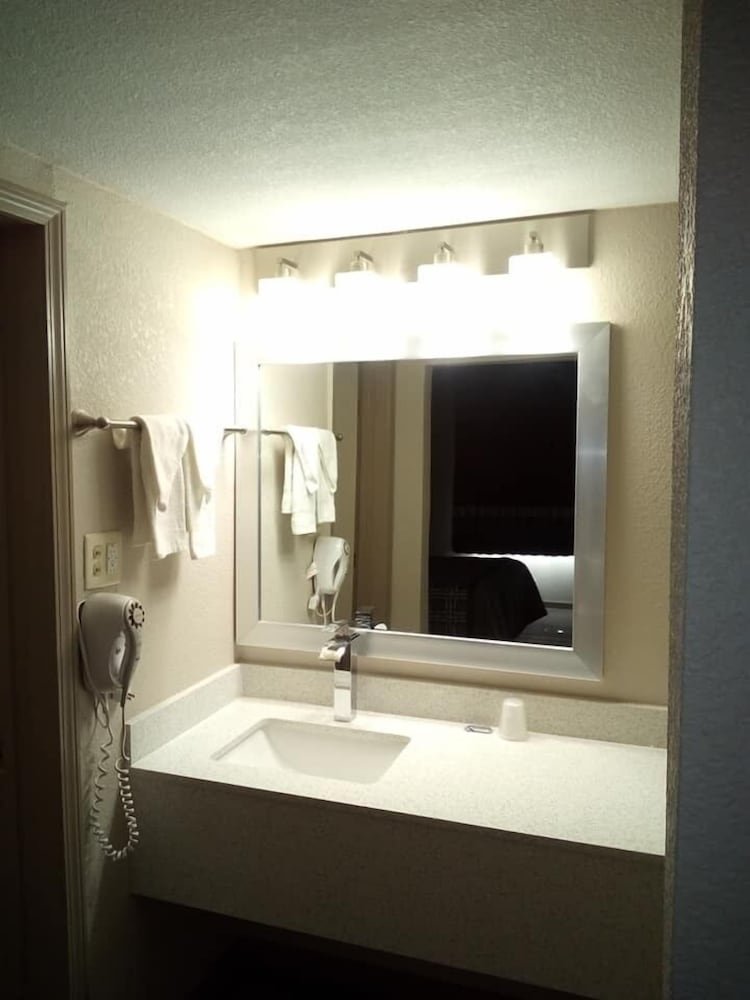 Standard Room, 1 King Bed, Smoking, Refrigerator & Microwave - Photo 10