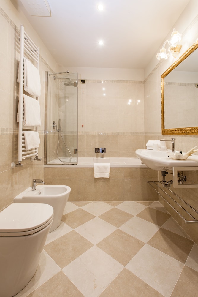 Economy Double Room thumbnail 6