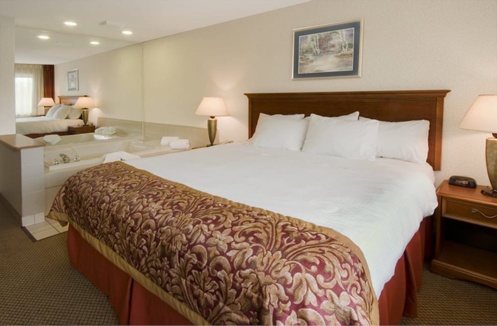 Suite, 1 King Bed, Jetted Tub - Photo 2