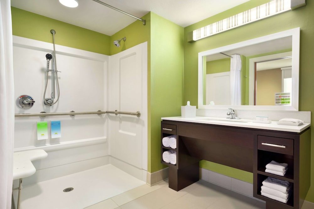 Suite, 1 King Bed, Accessible (Roll-In Shower) photo 3
