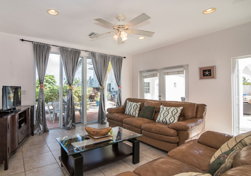 Signature Suite, 2 Bedrooms, Kitchen, Poolside