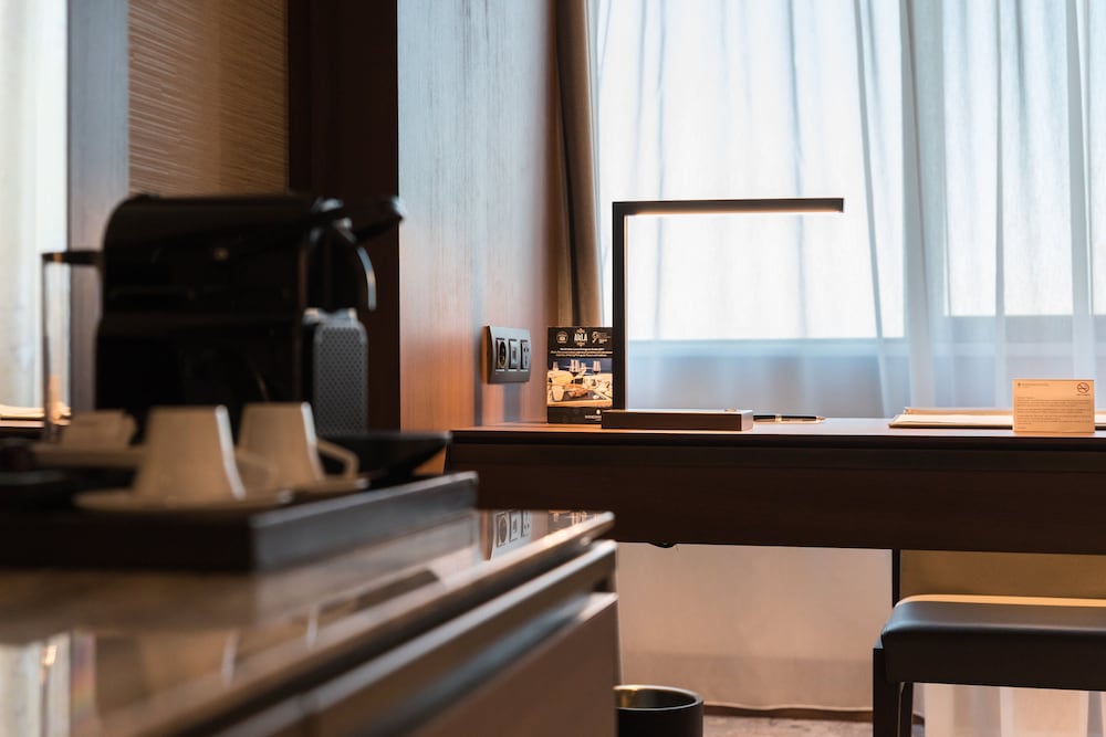 Classic Room, 1 Queen Bed, City View (High Floor)