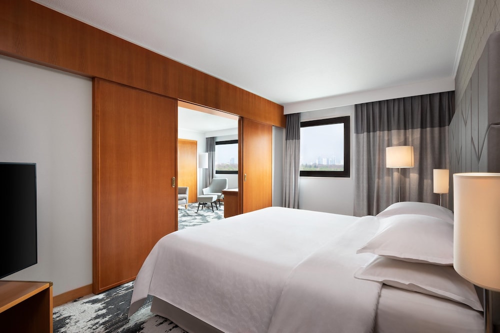 Junior Suite, 1 King Bed - Photo 4