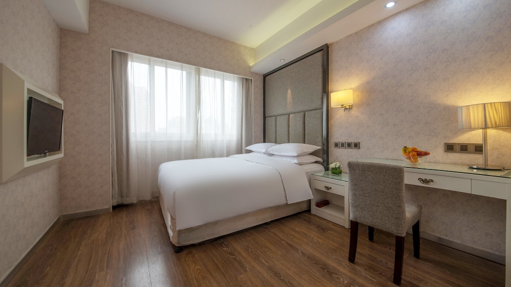 Standard Room, 1 King Bed, Smoking (Extra Floor Space) photo 3