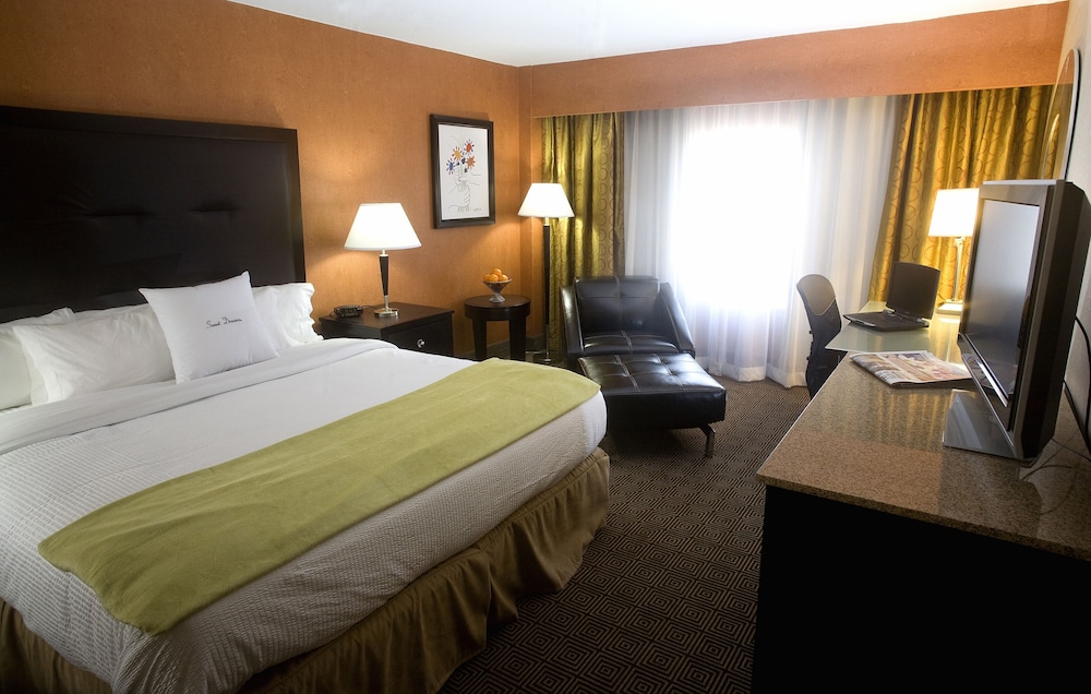 Junior Suite, One King Bed, Non-Smoking photo 2