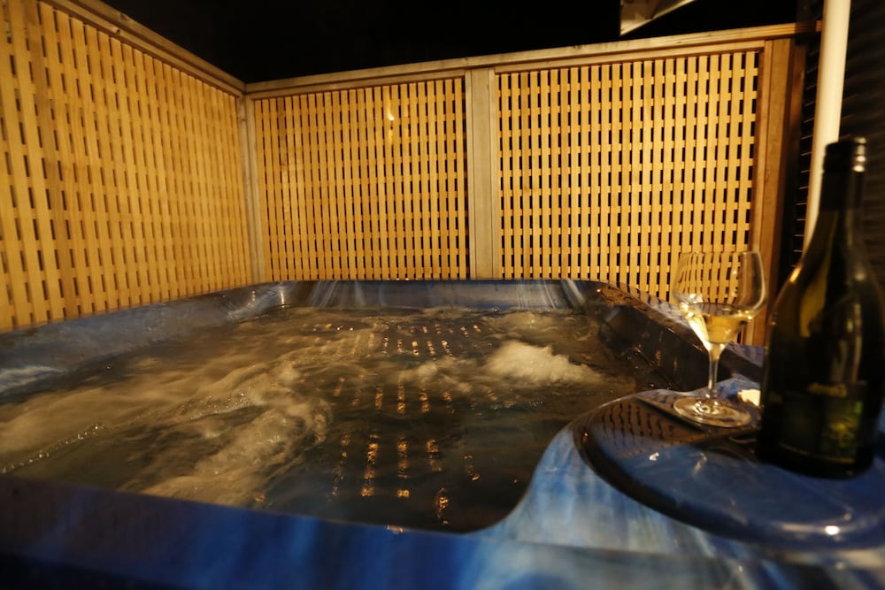 Executive Chalet, 1 Queen Bed, Jetted Tub photo 3