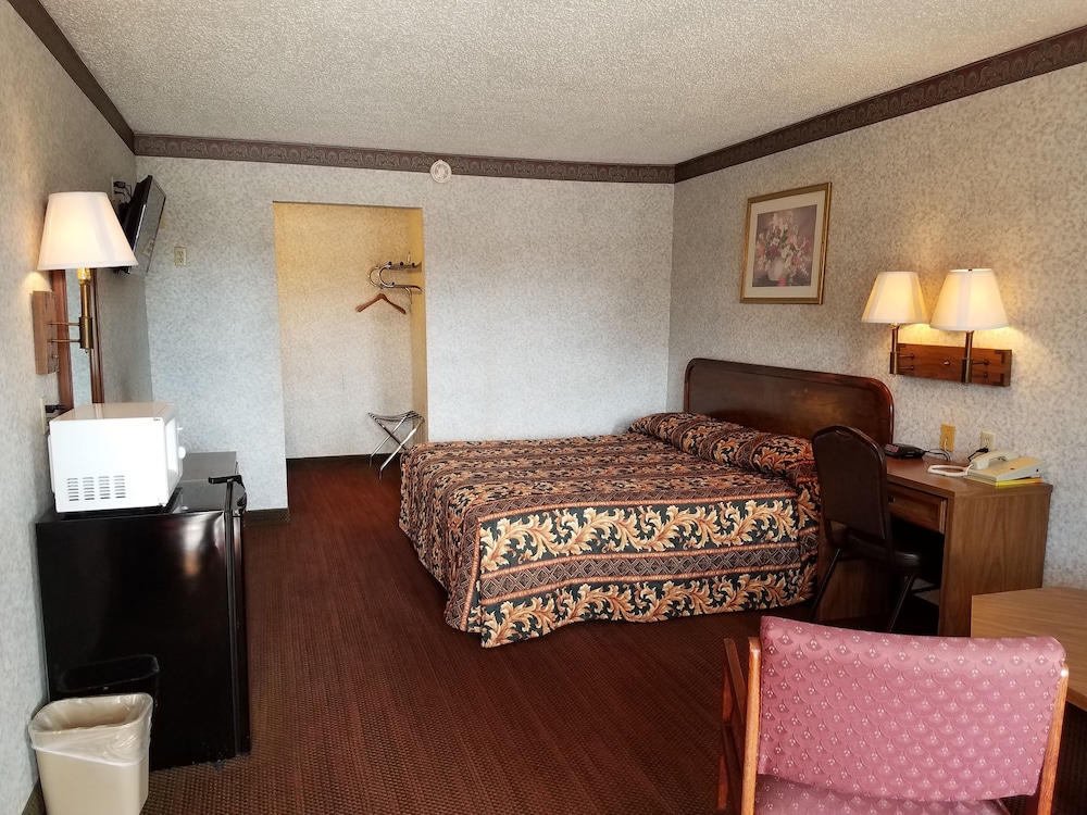 Basic Room, 1 King Bed, Smoking photo 1